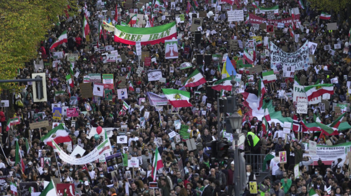 Iranski poslanici traže odlučne akcije protiv demonstranata