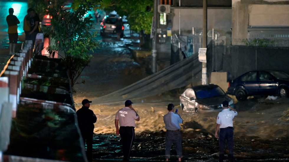 Dve osobe poginule u tropskoj oluji Roslin u Meksiku