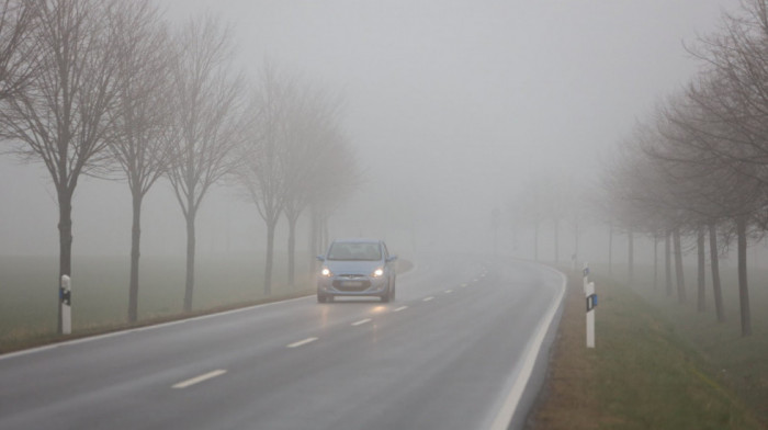 Putevi Srbije upozoravaju na smanjenu vidljivost na putevima zbog magle