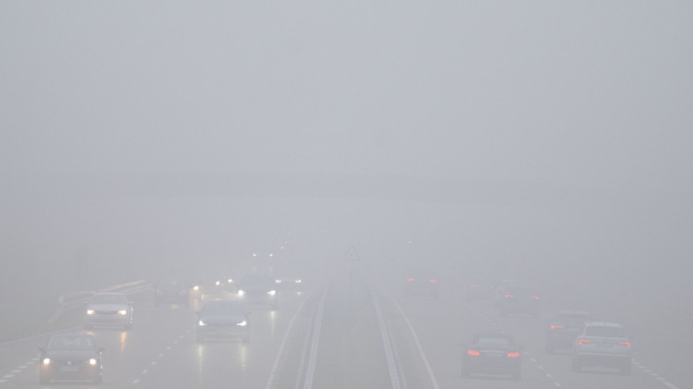 Upozorenje vozačima: Zbog magle vidljivost na pojedinim deonicama u Srbiji smanjena na 50 do 100 metara
