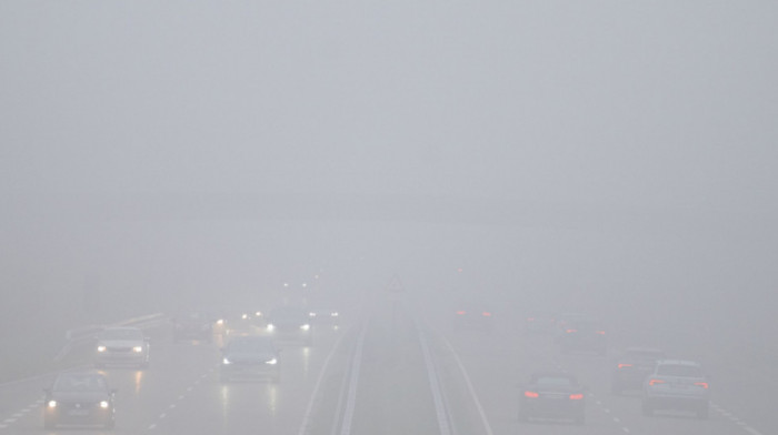 Upozorenje vozačima: Zbog magle vidljivost na pojedinim deonicama u Srbiji smanjena na 50 do 100 metara