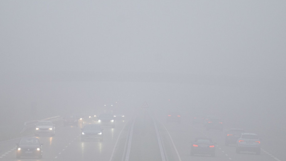 Upozorenje vozačima: Zbog magle vidljivost na pojedinim deonicama u Srbiji smanjena na 50 do 100 metara