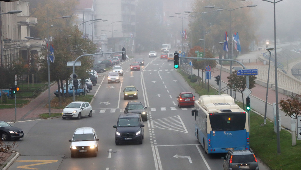 Smanjena vidljivost zbog magle na pojedinim putnim pravcima, bez gužvi na granicama