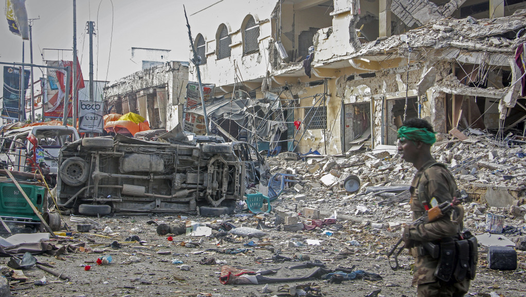 Bombaški napadi Al Šababa u centralnoj Somaliji: Raste broj žrtava, bombe podmetnute i pod automobile političara