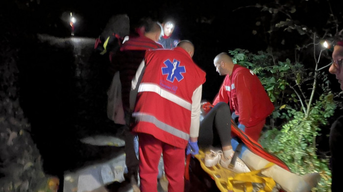 Spasioci stigli do žene povređene na Avali: Nađena na stazi van pristupnog puta, Hitna pomoć je prevezla u bolnicu