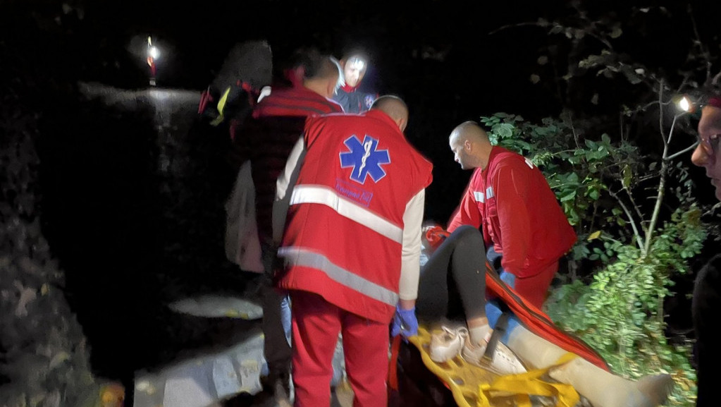 Spasioci stigli do žene povređene na Avali: Nađena na stazi van pristupnog puta, Hitna pomoć je prevezla u bolnicu