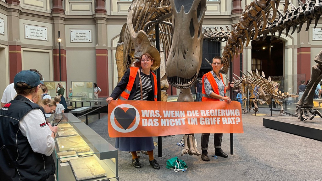 Aktivistkinje se zalepile za stubove koji drže skelet dinosaurusa u Berlinu: Nastavljen niz ekstremnih performansa