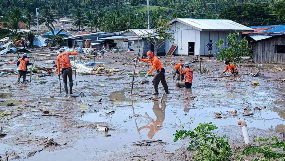 Najmanje 98 osoba poginulo u tropskoj oluji na Filipinima