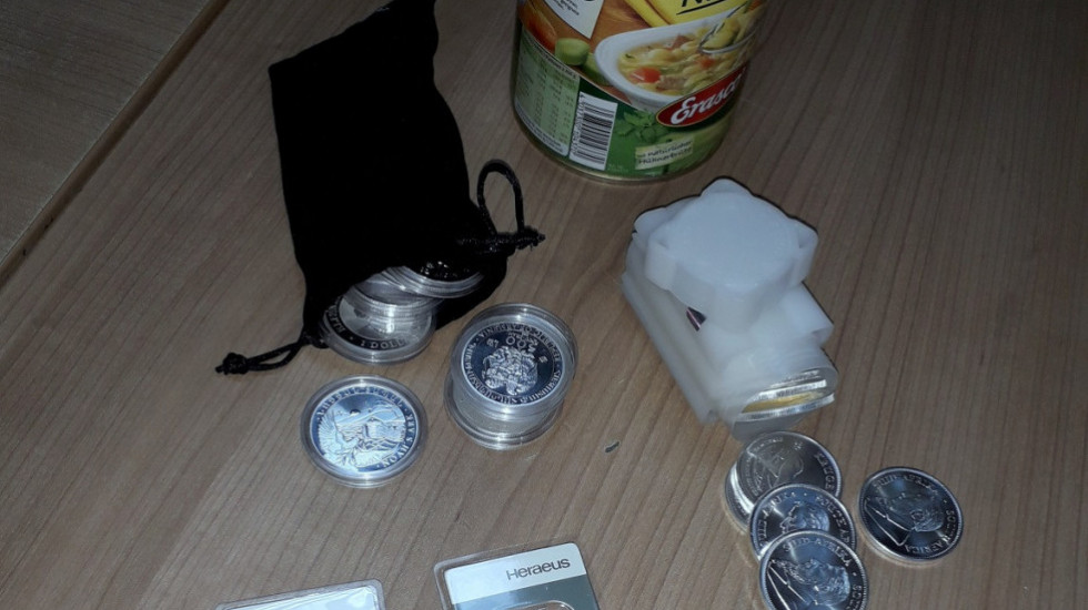 Sprečeno krijumčarenje više od tri kilograma srebra - kovanice krili u konzervi nudli, nakit u jastuku i garderobi
