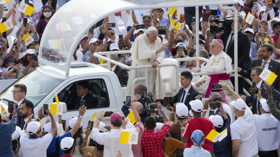 Papa u Bahreinu služio misu pred 30.000 ljudi