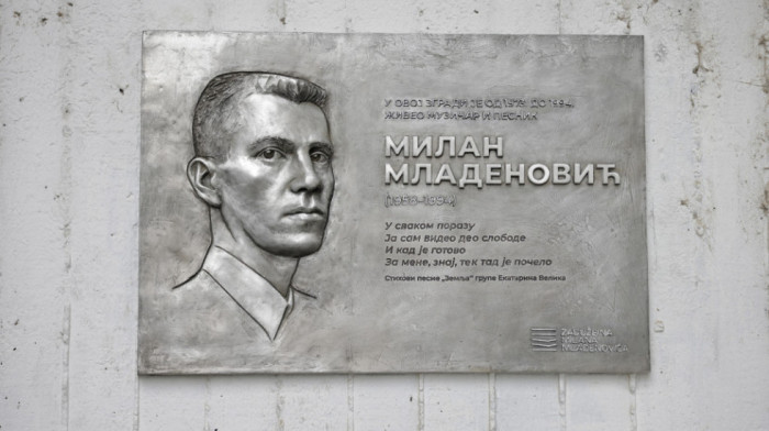 Otkrivena spomen ploča Milanu Mladenoviću ispred zgrade u kojoj je nekada živeo