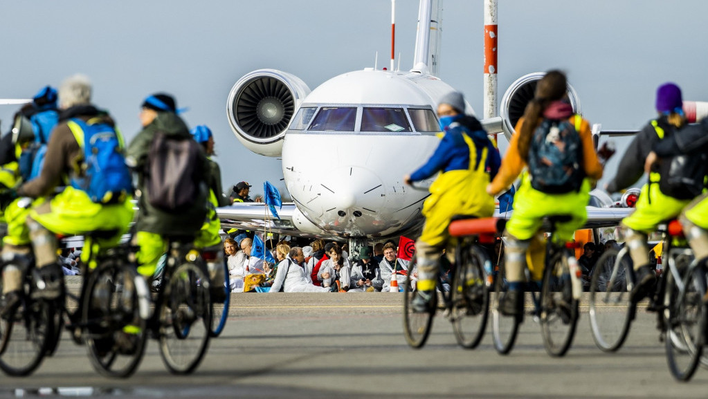Ekološki aktivisti pokušali blokadu aerodroma u Amsterdamu, traže da se proglasi klimatska i ekološka vanredna situacija