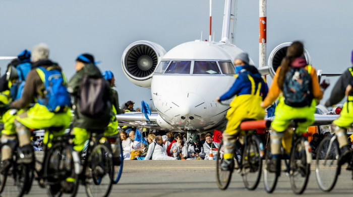 Ekološki aktivisti pokušali blokadu aerodroma u Amsterdamu, traže da se proglasi klimatska i ekološka vanredna situacija