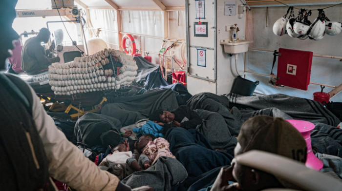 Italija brod sa 179 migranata poslala u međunarodne vode, ostaju samo maloletnici, trudnice i bolesni