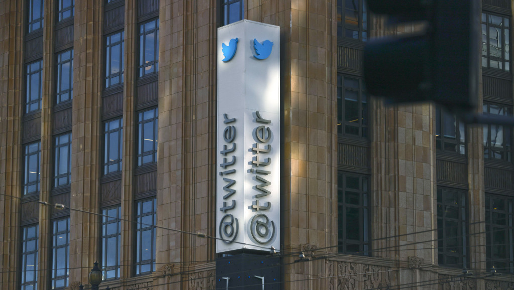 Tviter rasprodaje imovinu: Na prodaju frižideri, kompjuteri, pa čak i neonski logo, firmu napustilo 500 oglašivača