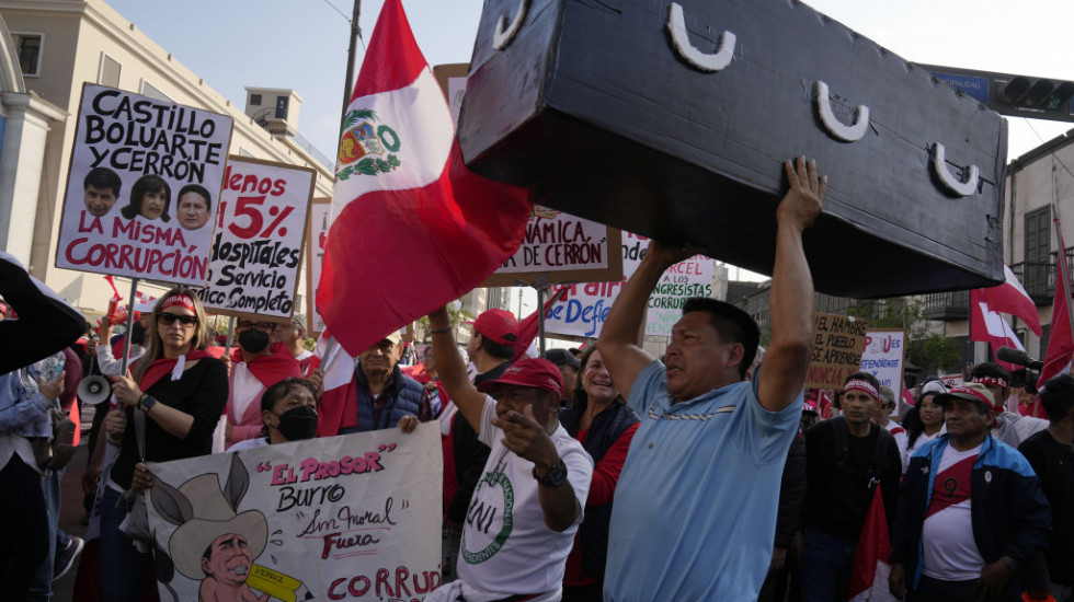 Protesti protiv predsednika Perua Pedra Kastilja u Limi