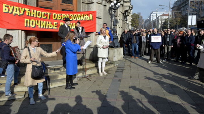 Unija sindikata prosvetnih radnika Srbije održala skup ispred vlade, traže bolje uslove rada