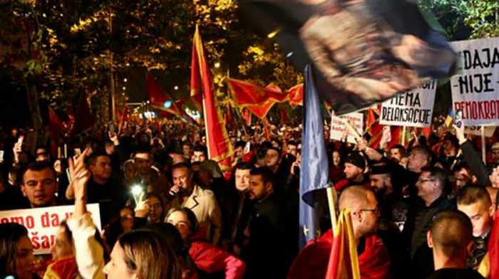 Protest u Podgorici zbog Zakona o predsedniku, na ulicama borbena oklopna vozila i policija