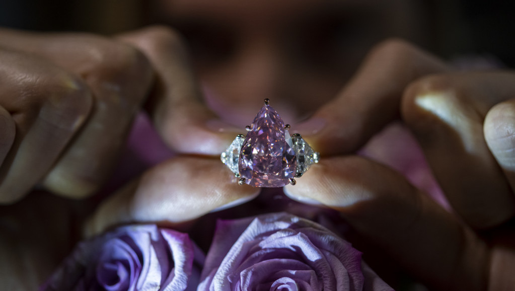Prodat jedan od najvećih ružičastih dijamanata na svetu: "Sreća" za 28,5 miliona dolara