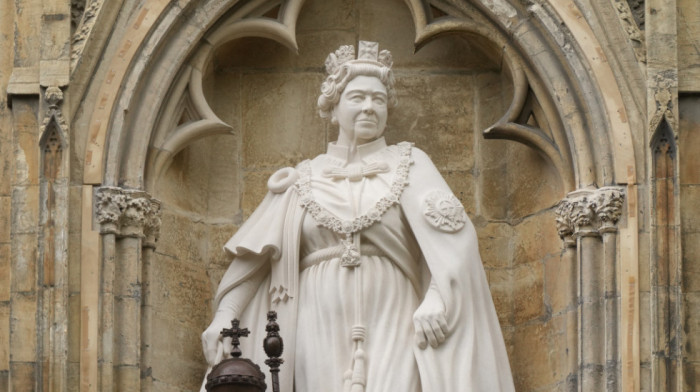 Kralj Čarls otkrio prvu statuu u čast kraljice Elizabete Druge: Monarh s najdužim stažom bdije nad trgom u Jorku