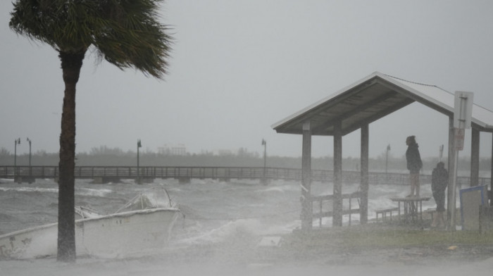 Uragan Nikol nadomak obala Floride, stanovnicima naređena evakuacija (VIDEO)