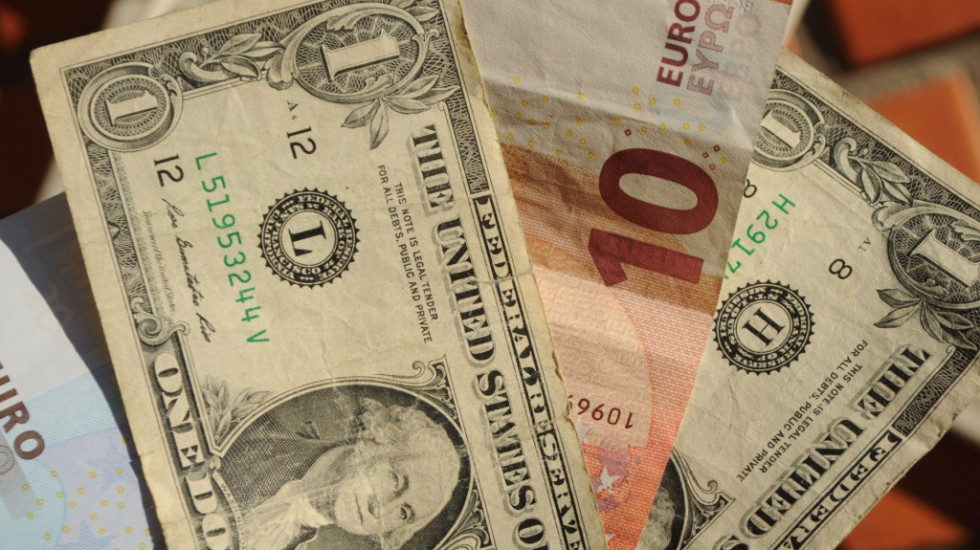 Dolar na silaznoj putanji - za dan oslabio 0,4 odsto prema korpi valuta