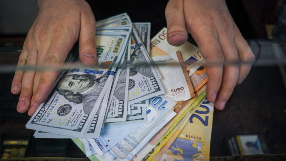 Evro na trinaestomesečnom maksimumu u odnosu na dolar: Kakav će biti odnos dve valute u narednom periodu?