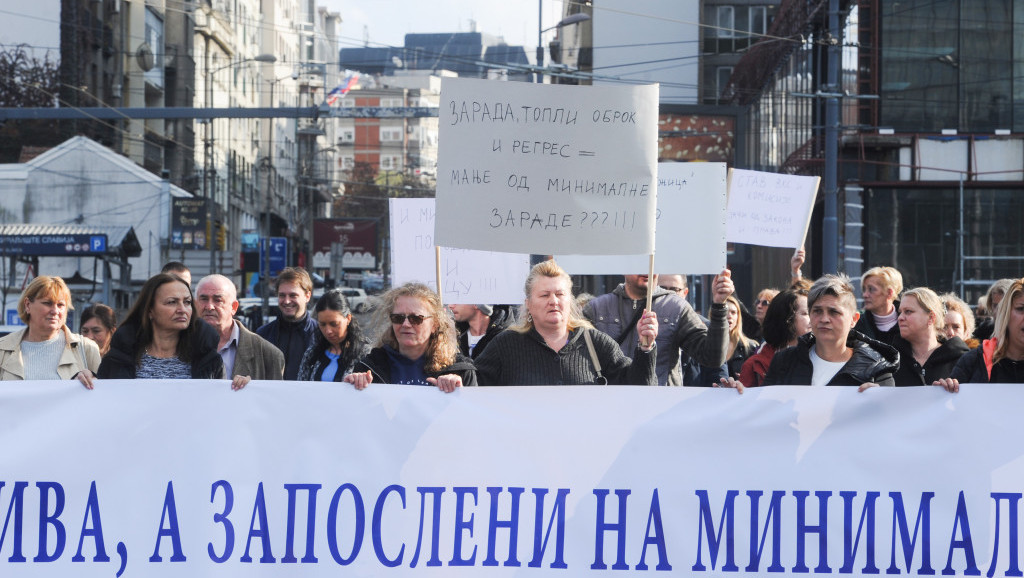 Zaposleni u javnom sektoru sa minimalnim zaradama na sat vremena zaustavili saobraćaj na Slaviji