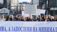 Zaposleni u javnom sektoru sa minimalnim zaradama na sat vremena zaustavili saobraćaj na Slaviji