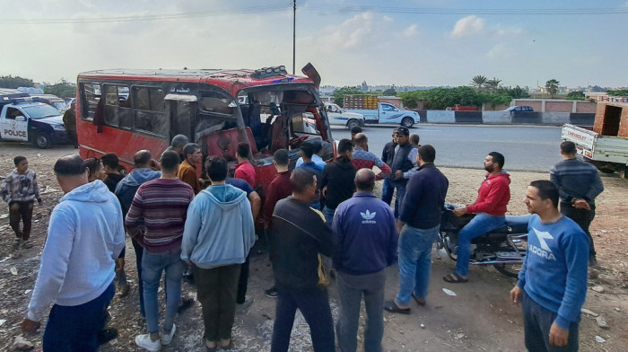Autobus sleteo u kanal na severu Egipta: Poginulo 19 putnika, povređeno još šest