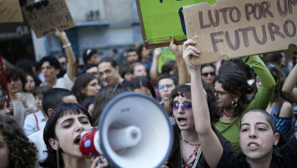 Protest protiv klimatske krize u Lisabonu: Demonstranti upali u kabinet zahtevajući ostavku ministra