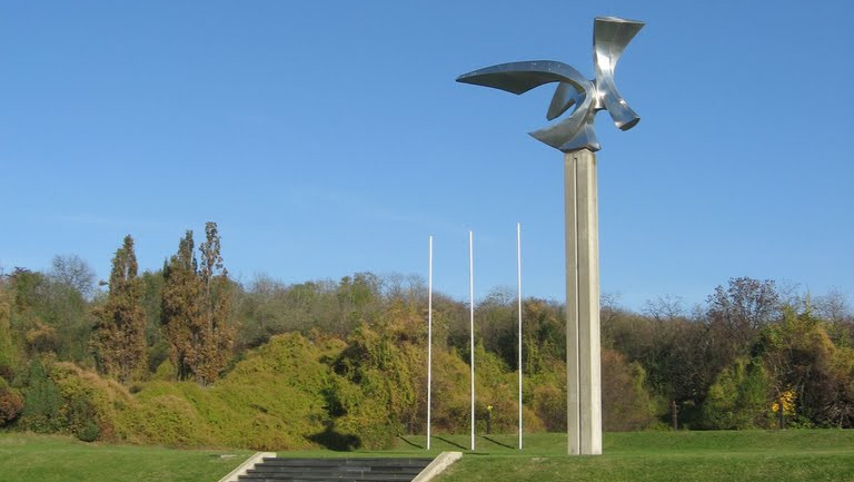 Muzej žrtava genocida osudio vožnju po masovnim grobnicama u Spomen-području Jajinci