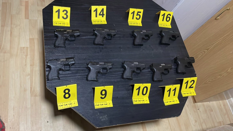 Policija otkrila tri torbe pune oružja: Automatske puške, pištolje i municiju muškarac iz Subotice držao u kući