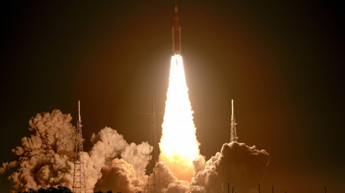 Posle godinu dana odlaganja: Poletela NASA raketa koja bi uskoro trebalo da vrati čoveka na Mesec (VIDEO)
