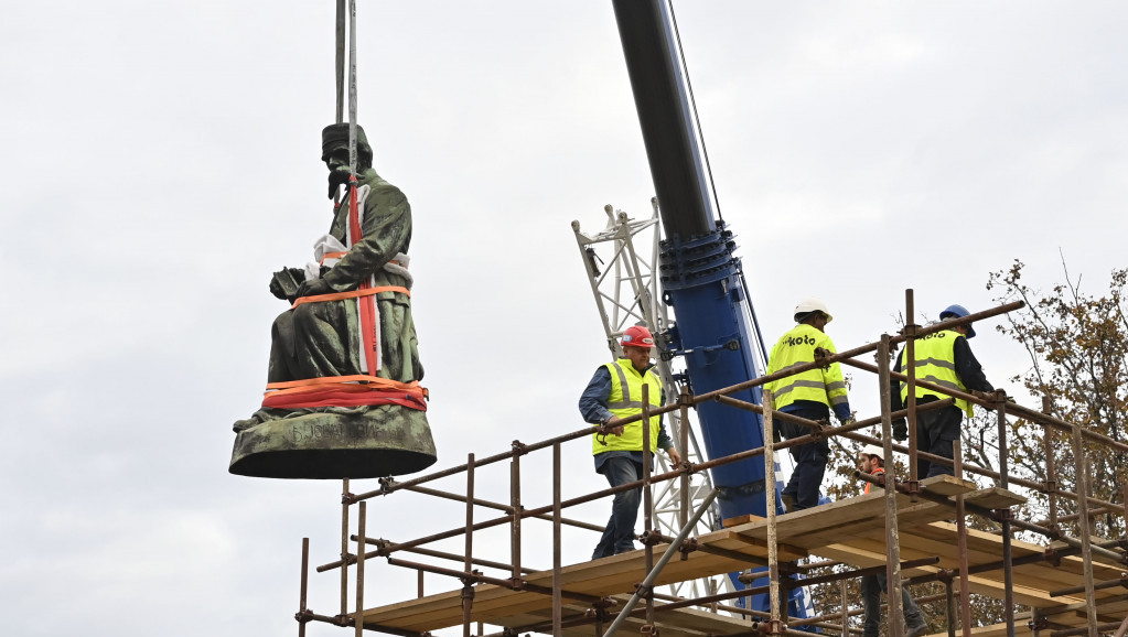 Demontiran Vukov spomenik zbog restauracije, trebalo bi da bude vraćen do kraja godine