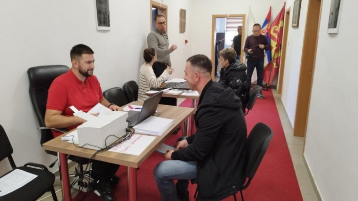 Garancija o istim primanjima: Srbi na Kosovu i Metohiji potpisali ugovore sa Srbijom
