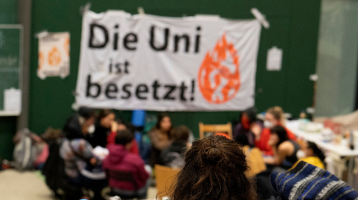 Klimatski aktivisti u Austriji zaposeli univerzitetske amfiteatre, poručuju da "Zemlja gori"