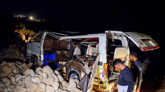 U Pakistanu kombi upao u jarak pun vode, poginulo 20 osoba uglavnom žena i dece, povređeno 13 ljudi