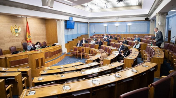 Skupština Crne Gore nije izabrala sudije Ustavnog suda policija: Sledi glasanje o predsedniku, pred parlamentom protesti