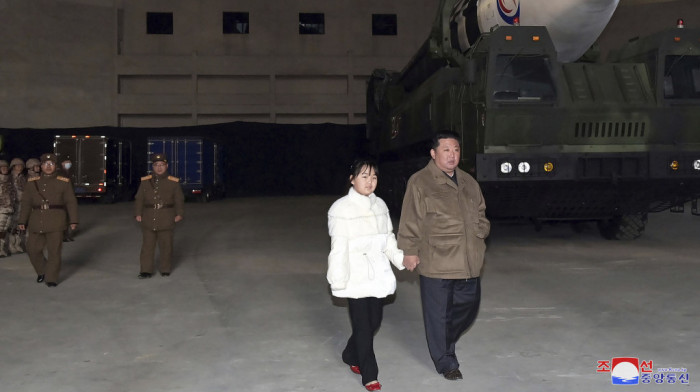 Kim Džong Un obišao vojsku u pratnji ćerke Kim Ju Ae