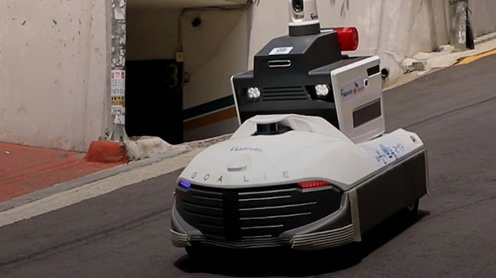Samovozeći patrolni robot "Gouli" u Seulu pomaže policiji: "Gospodine, opasno je... Dozvolite mi da vam pomognem"