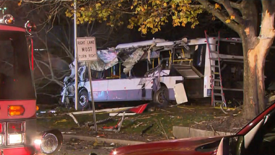 Autobus hokejaša udario u drvo: Jedan student poginuo, više od 20 poginulih u Bostonu