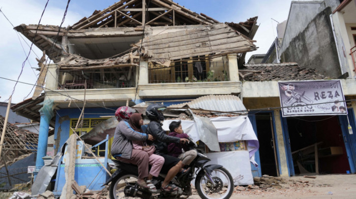 Mnogo dece među 252 poginule osobe u zemljotresu na Javi: Ljudi zarobljeni u srušenim zgradama