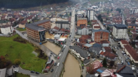 Napravili zgradu iznad reke: Poplave u Tutinu skrenule pažnju Srbije na “čardak ni na zemlji ni na vodi”