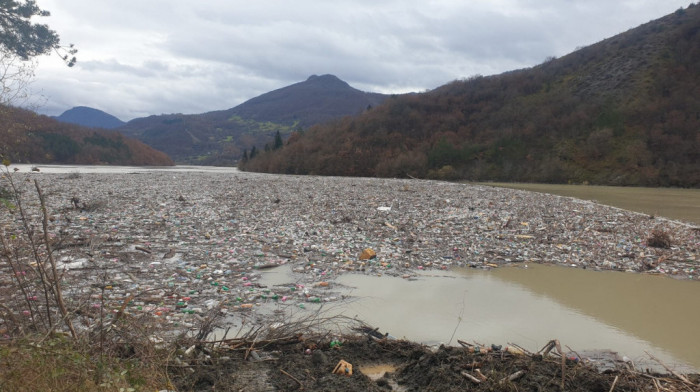 U toku akcija uklanjanja plutajućeg otpada na Limu, u reci oko 10.000 kubika plastike i drveća