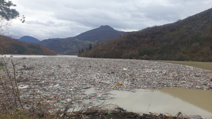 U toku akcija uklanjanja plutajućeg otpada na Limu, u reci oko 10.000 kubika plastike i drveća