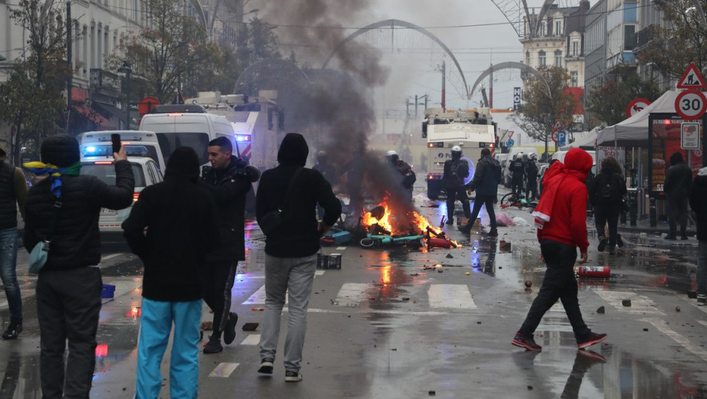 Haos na ulicama Brisela: Zbog poraza Belgije od Maroka izbili sukobi, upotrebljeni suzavac i vodeni topovi (VIDEO)