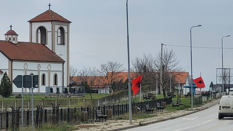 Kancelarija za KiM o Klokotu: Nova albanska provokacija, zastavama tu nije mesto