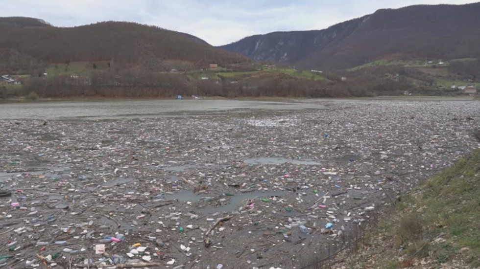 Jezero koje se ne vidi od smeća: Ostrva plastike u Gazivodama, đubreta je svakog dana sve više, a rešenje samo jedno