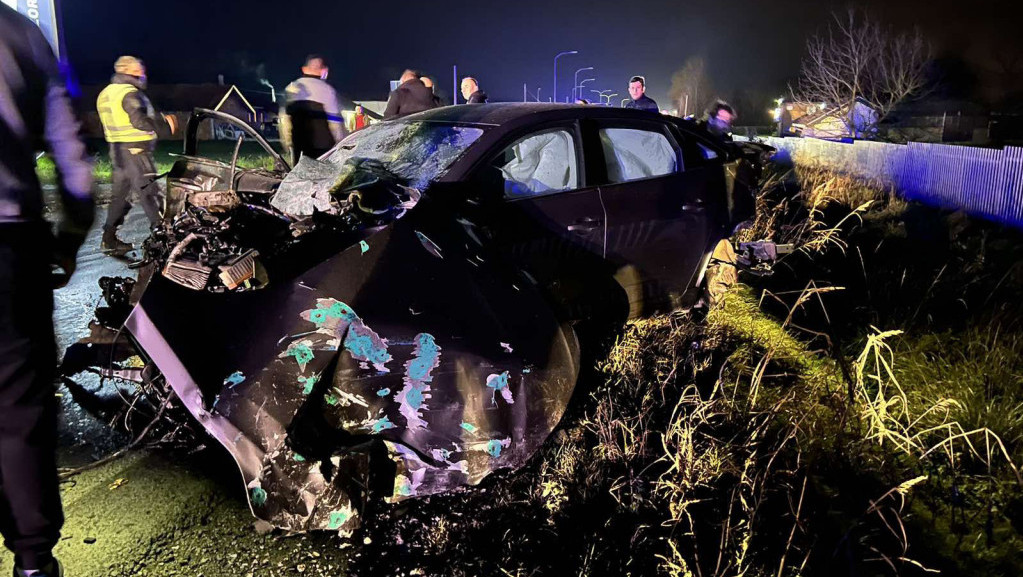 Teška saobraćajna nesreća kod Čačka: U sudaru dva vozila i kamiona stradala jedna osoba (FOTO)